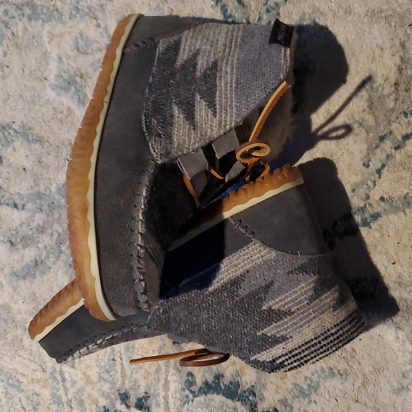 MINNETONKA SHOES Size 5 - Picture 4 of 7